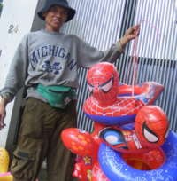 Penjual pelampung Renang Laris Manis